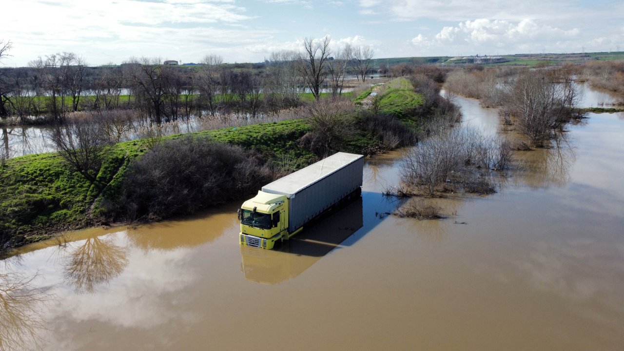 Edirne'de nehirlerin debileri düşüşe geçti: 3 gün mahsur kalan TIR şoförü kurtarıldı
