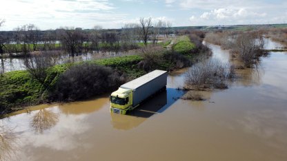 Edirne'de nehirlerin debileri düşüşe geçti: 3 gün mahsur kalan TIR şoförü kurtarıldı