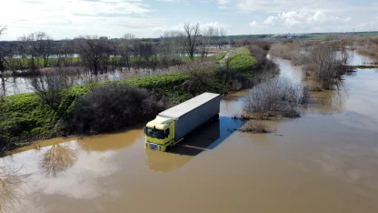 Edirne'de nehirlerin debileri düşüşe geçti: 3 gün mahsur kalan TIR şoförü kurtarıldı