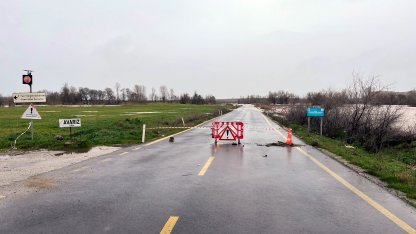 Edirne'de nehirlerin debisi arttı, 'turuncu alarm' verildi; Sarayiçi'ni su bastı