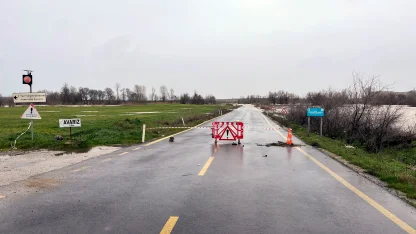 Edirne'de nehirlerin debisi arttı, 'turuncu alarm' verildi; Sarayiçi'ni su bastı