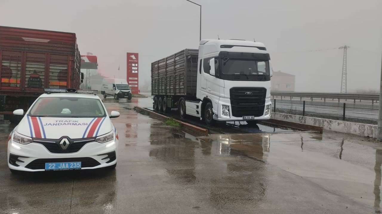 Edirne'de taşıma sınırını aşan 2 kamyon sürücüsüne 159 bin lira ceza