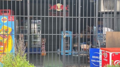 Eksik para üstü verdiğini iddia ettiği market sahibine, su kolisi ve sandalye fırlattı