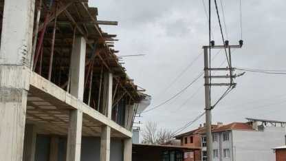 Elektrik akımına kapılan işçi, inşaatın 2'nci katından düşüp yaralandı
