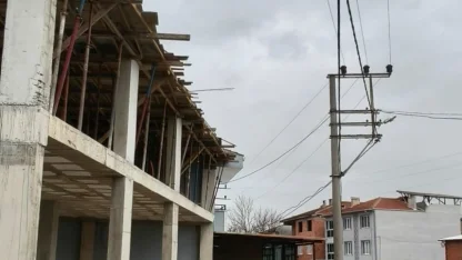 Elektrik akımına kapılan işçi, inşaatın 2'nci katından düşüp yaralandı