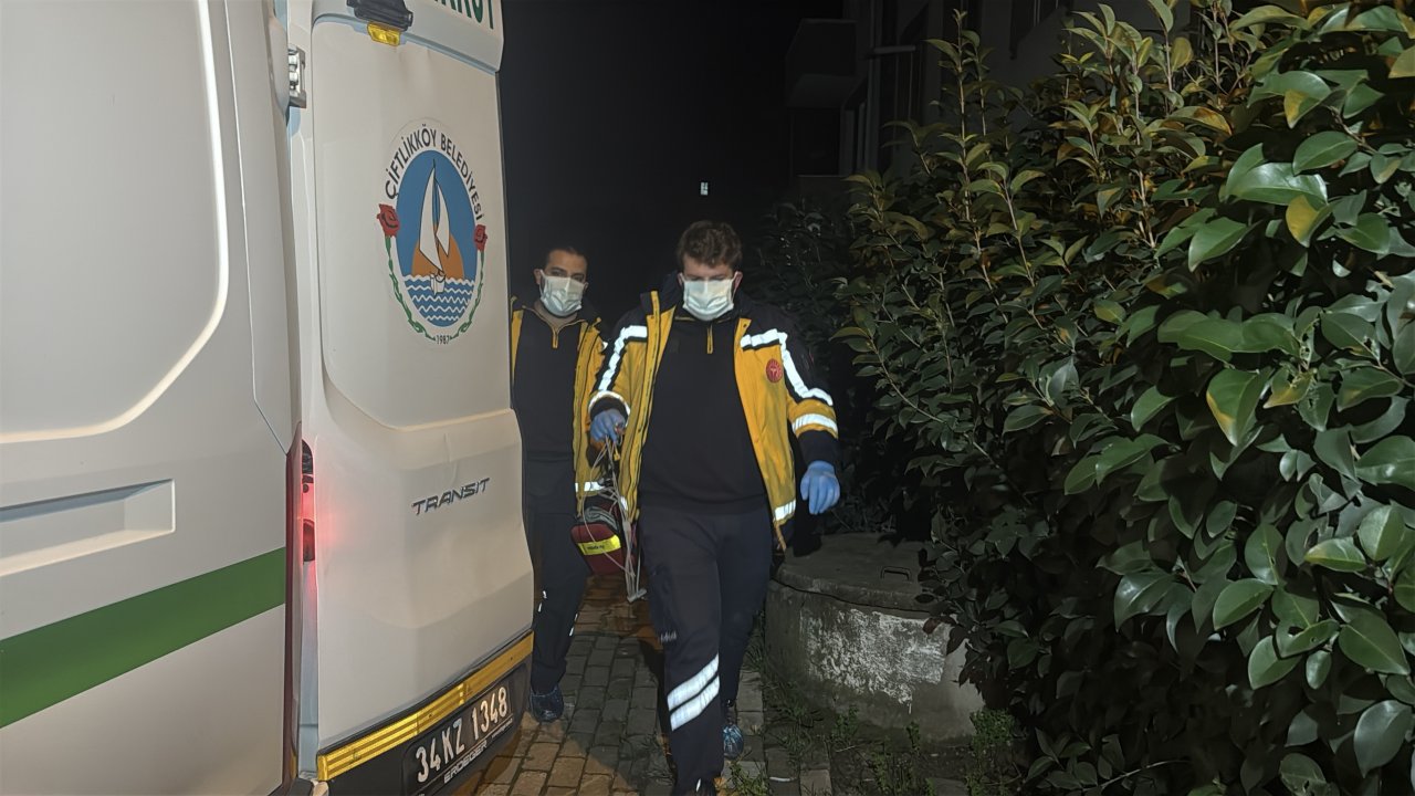 Emekli öğretmen evinde ölü bulundu