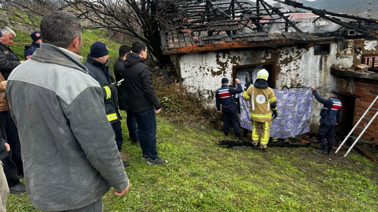 Evlerinde yangın çıkan çift öldü