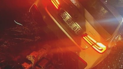 Fabrikanın peyzaj duvarına çarpan otomobildeki çift yaralandı