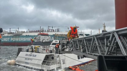 Gemide mahsur kalan 6 personel, sepetli merdivenle kurtarıldı