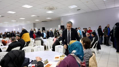 Gemlik Belediyesi, vatandaşlarla protokol üyelerini iftar sofrasında buluşturdu