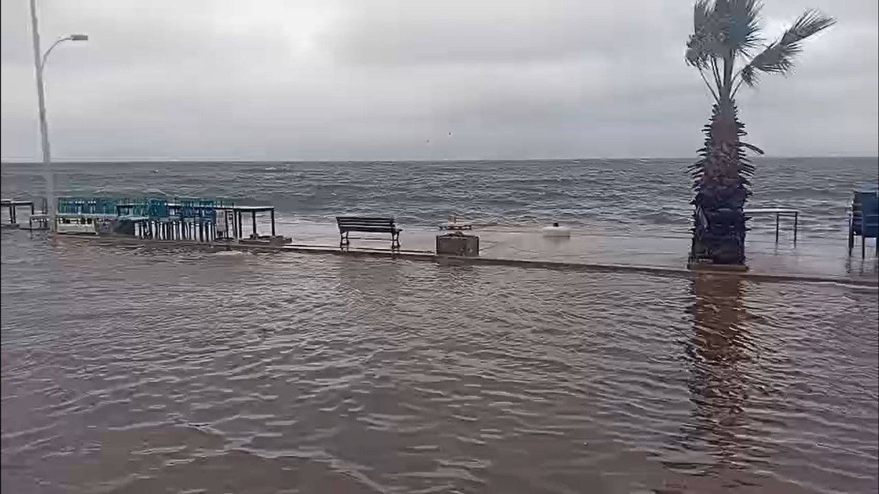 Gemlikt'e deniz ile kara birleşti