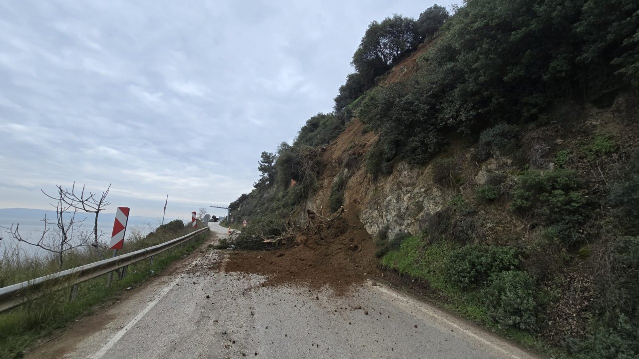 Heyelanda kapanan sahil yolu açıldı