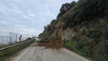 Heyelanda kapanan sahil yolu açıldı