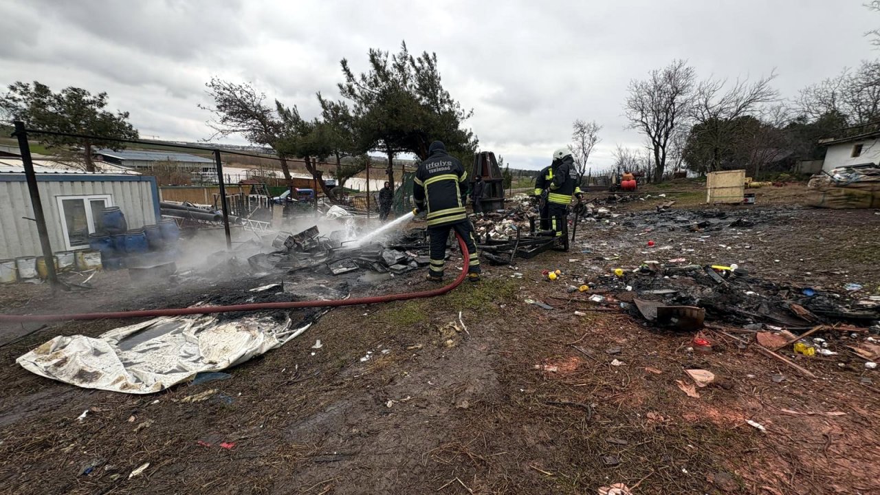 Hurdalıktan otluk alana sıçrayan yangın, büyümeden söndürüldü