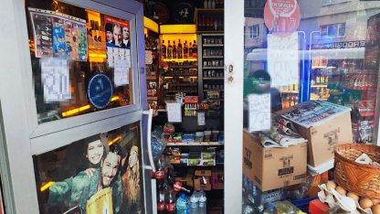 İçki fiyatlarını camlarına asan büfe işletmecisi hakkında tutanak