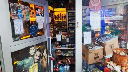 İçki fiyatlarını camlarına asan büfe işletmecisi hakkında tutanak