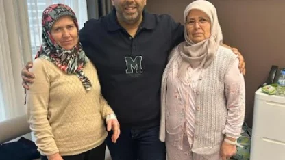 İki kız kardeş aynı gün meme kanserini yendi