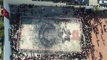 İlkokul öğrencilerinin bayrak sevgisi dron kamerasında