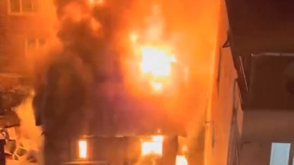 İzmit’te 2 katlı metruk bina alev alev yandı