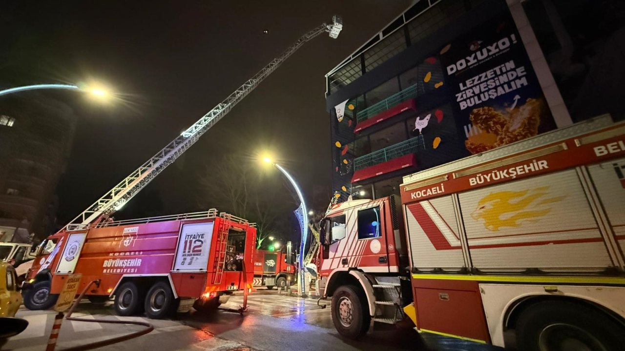 İzmit’te 7 katlı binanın çatısında çıkan yangın söndürüldü