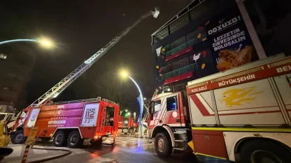 İzmit’te 7 katlı binanın çatısında çıkan yangın söndürüldü