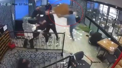 Kafede karşılaşan husumetli iki grup, birbirlerine masa ve sandalyelerle saldırdı; o anlar kamerada