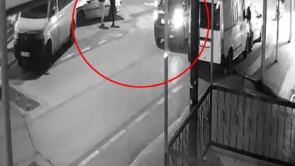 Kahvehane çıkışı 2 kişinin yaralandığı silahlı saldırı kamerada