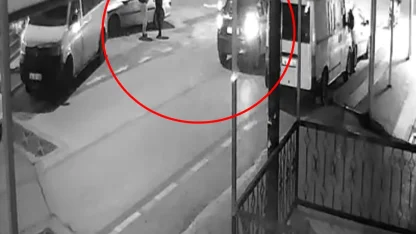 Kahvehane çıkışı 2 kişinin yaralandığı silahlı saldırı kamerada