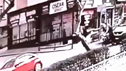 Kamyonet ve otomobile çarpıp takla atan motosikletin sürücüsü yaralandı; kaza kamerada