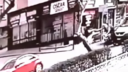 Kamyonet ve otomobile çarpıp takla atan motosikletin sürücüsü yaralandı; kaza kamerada