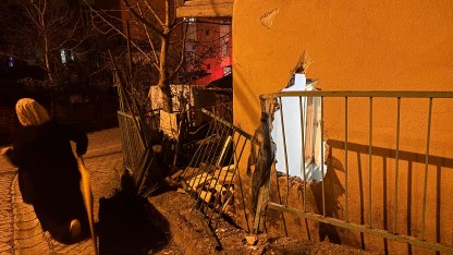 Kamyonetin çarptığı evin duvarından kopan tuğlaların altında kalıp yaralandı