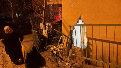 Kamyonetin çarptığı evin duvarından kopan tuğlaların altında kalıp yaralandı