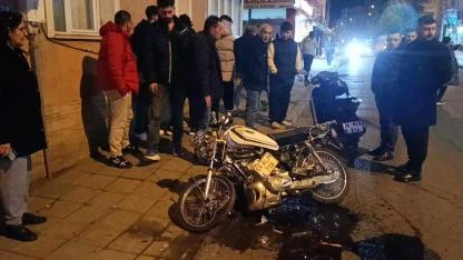 Kasksız motosiklet sürücüsü kazada yaralandı