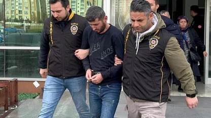 Kendisini 5 bıçak darbesiyle ağır yaralayıp, yanındaki erkeği öldüren eşinden şikayetçi olmadı