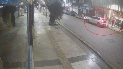 Kepenk kumandasını yedekledikleri kuyumcu dükkanına girip 1,5 kilo altını çaldılar