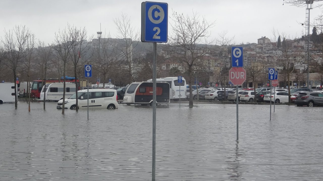 Kocaeli’de lodos; deniz taştı, yollar göle döndü