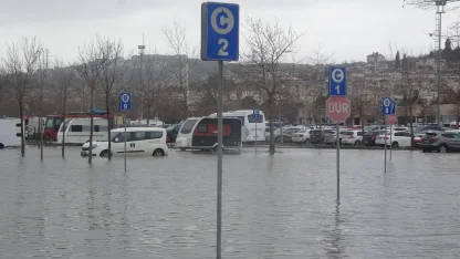 Kocaeli’de lodos; deniz taştı, yollar göle döndü
