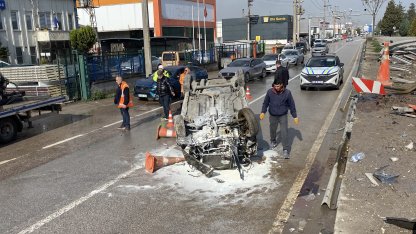 Kocaeli’de otomobil yan yola uçtu: 2 yaralı