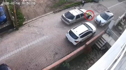 Kocaeli'de otomobilin down sendromlu çocuğa çarptığı kaza kamerada