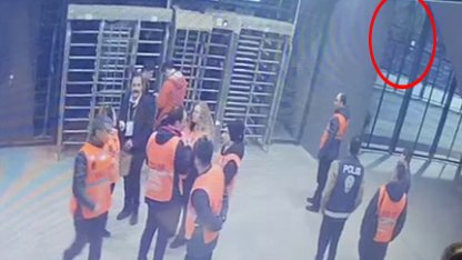 Kocaelispor-Beşiktaş maçında taraftarın tribünden düştüğü anlar kamerada