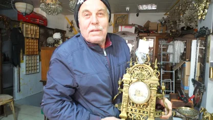 Koleksiyonundaki 146 yıllık şömine saatini dükkanında sergiliyor