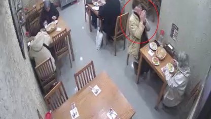 Komiser, nefes borusuna yiyecek kaçan kişiyi Heimlich manevrasıyla kurtardı