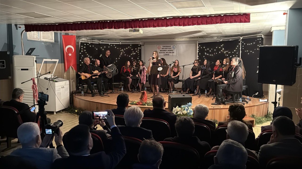 Lise öğrencileri türkülerle Neşet Ertaş'ı andı