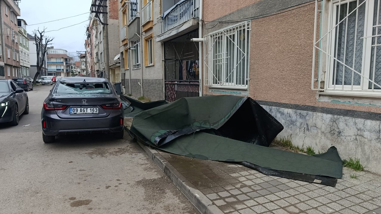 Lodosta uçan çatı kaplama malzemesi otomobilin üzerine düştü