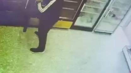 Marketten içki hırsızlığı kamerada