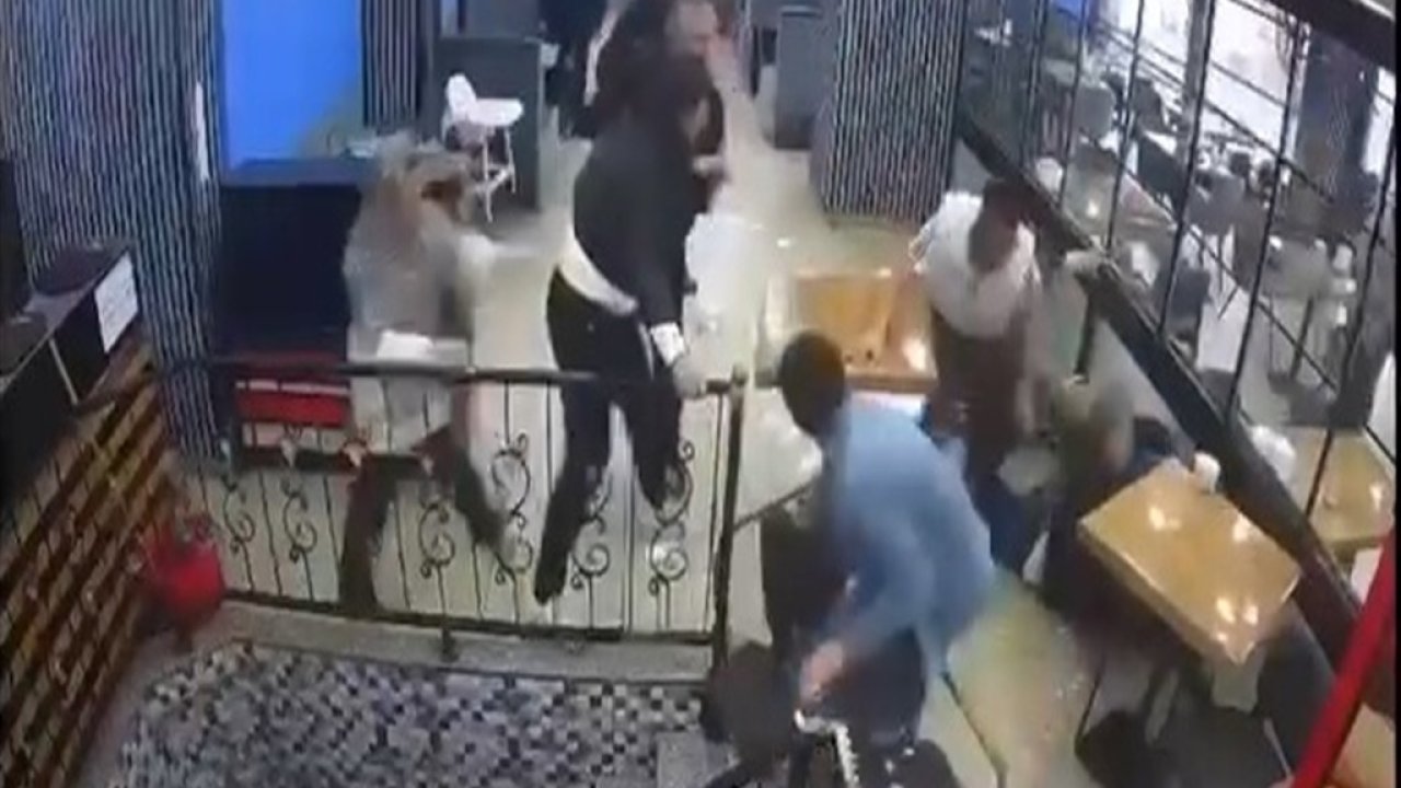 Masa ve sandalyelerle birbirlerine saldırdılar, aralarında para toplayıp masrafı ödeyince serbest kaldılar