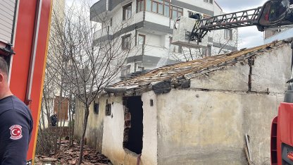 Metruk evdeki yangını itfaiye söndürdü