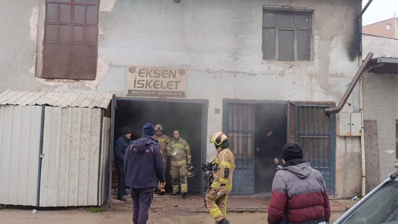Mobilya iskelet imalathanesinde sobaya dökülen tinerin parlamasıyla yangın çıktı