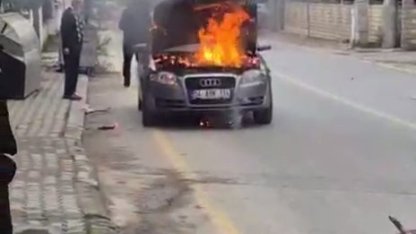 Motor kısmından yanan otomobili vatandaşlar söndürdü
