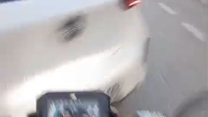 Motosikletin otomobile çarptığı kaza kask kamerasında